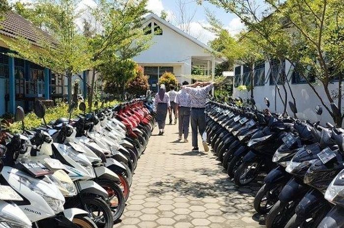 Motor ditata sesuai merek dan warna di sebuah sekolahan