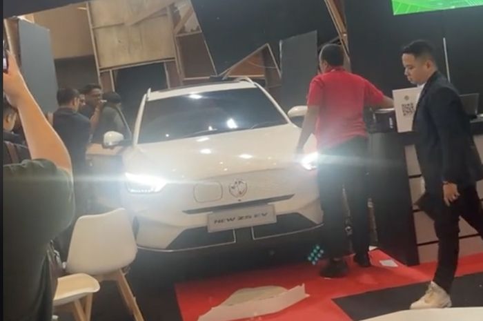 Tangkapan layar video MG ZS EV tabrak booth MG di GIIAS Bandung.