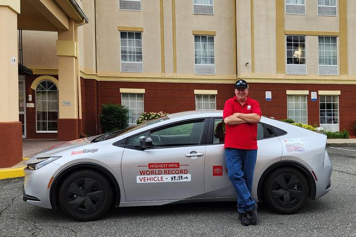 Toyota Prius teririt di dunia bersama Wayne Gerdes, hypermiler terkenal Amerika Serikat.