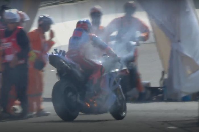Motor Marc Marquez terbakar saat balapan MotoGP Mandalika 2024