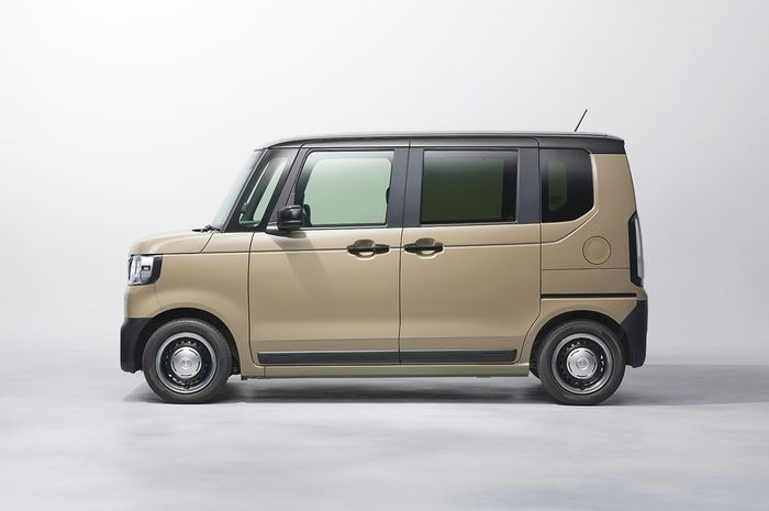 Sisi samping Honda N-BOX Joy punya detail yang terinspirasi crossover retro.