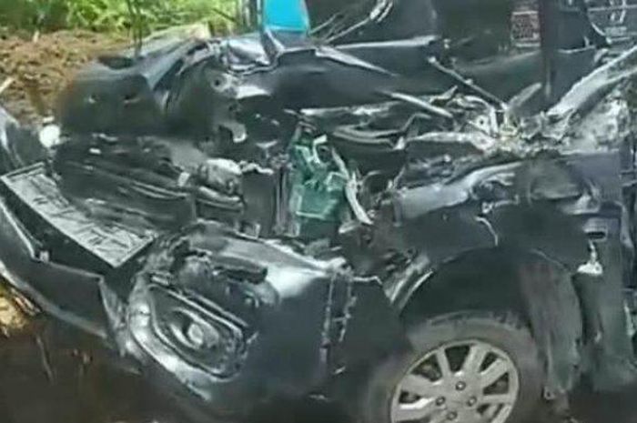 Honda Brio isi perempuan gepeng bak digeprek. Berawal truk mengalami hal ini di tanjakan