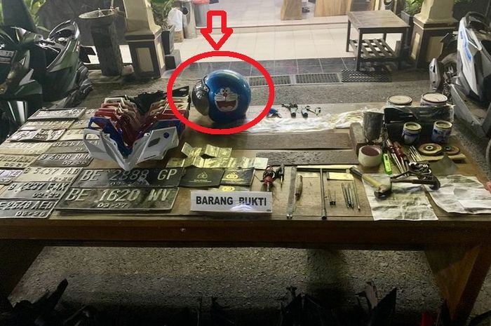Barang bukti pengungkapan sindikat pemalsuan nomor rangka motor di Lampung, helm doraemon jadi kunci pengungkapan