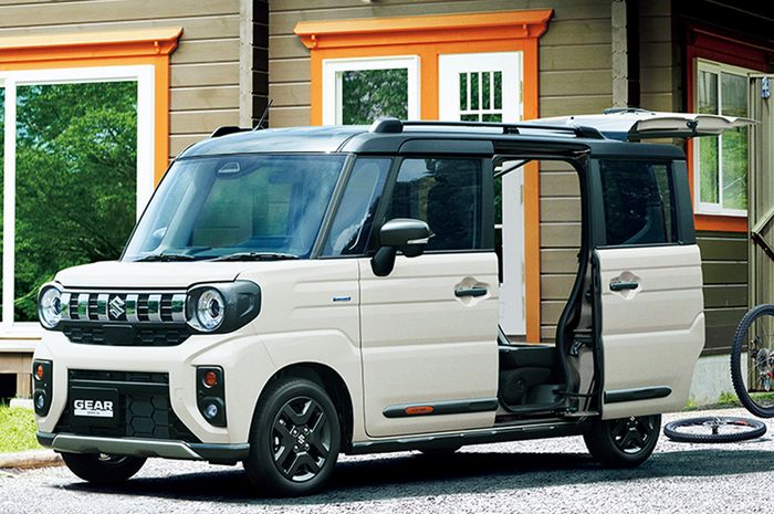 Suzuki Spacia Gear meluncur sebelum Honda N-BOX Joy.