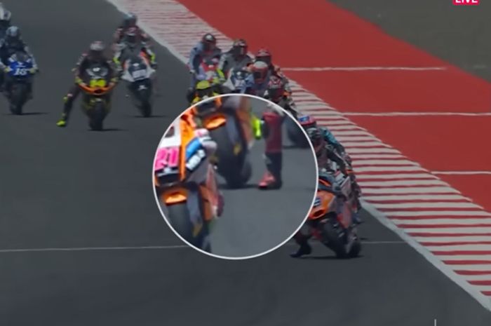 Kaki Somkiat Chantra tertabrak Fermin Aldeguer saat masuk tikungan 10 sirkuit Mandalika