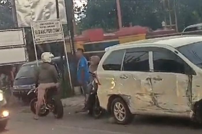 Salah satu mobil warga yang kena serempet Suzuki Ertiga komplotan pelaku ganjal ATM di Tasikmalaya, Jawa Barat