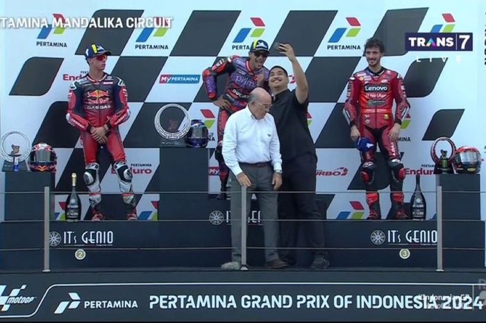 Menpora Dito Ariotedjo melakukan selfie dengan Jorge Martin saat penyerahan piala di panggung podium MotoGP Mandalika 2024.
