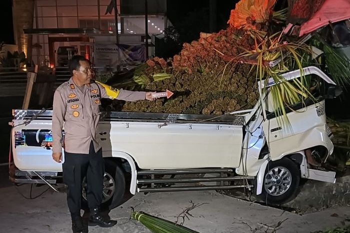 Mitsubishi L300 tabrak pohon hingga sopir tewas terjepit di dalam kabin di jalan raya Denpasar-Gilimanuk, desa Megati, Selemadeg Timur, Tabanan, Bali