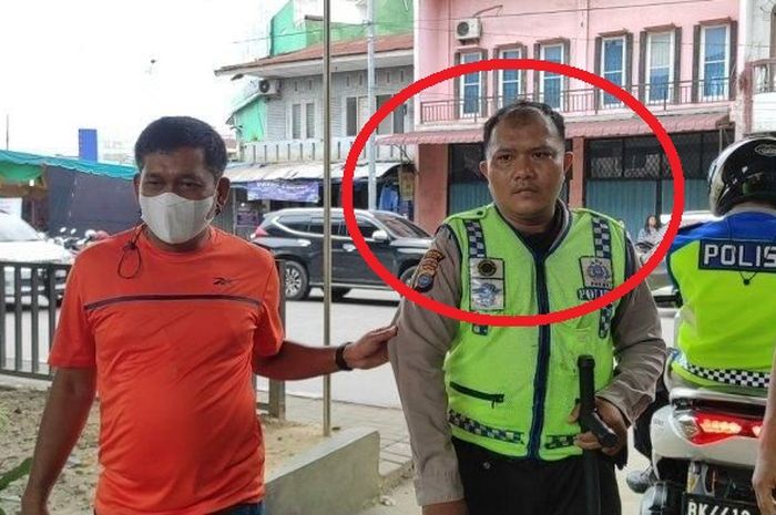 Dalam lingkaran merah, Polisi Lalu Lintas gadungan yang kerap tipu pengendara di Medan Johor ditangkap pada 2022 lalu