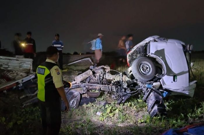 Isuzu Traga tercabik-cabik akibat menemper KA Gajayana di  pintu perlintasan Nomor JPL 96 di Desa Pehserut, Kecamatan Sukomoro, Nganjuk