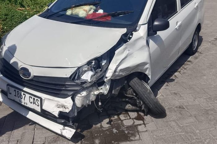 Daihatsu Sigra taksi online yang gagal dilarikan begal wanita usai tusuk leher pengemudinya di Gunung Anyar Tambak, Surabaya, Jawa Timur