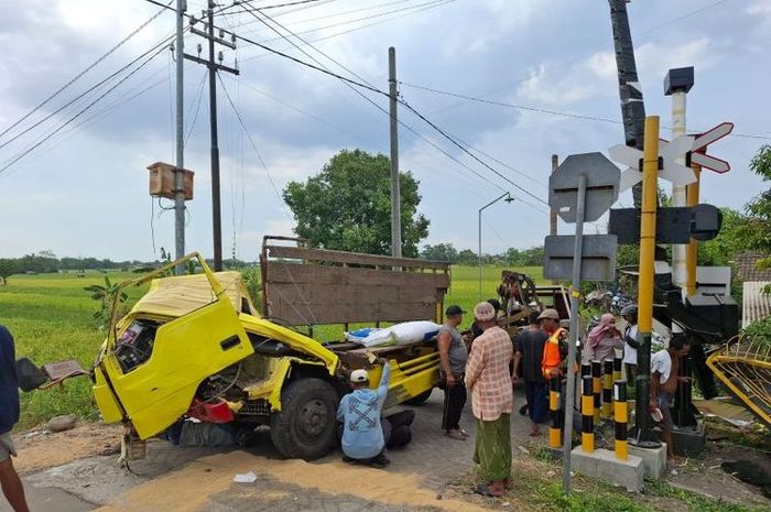Kondisi truk Mitsubishi Ragasa usai menemper KA Pandalungan di Perlintasan Langsung (JPL) Nomor 172 KM 89+600 antara Stasiun Grati &ndash; Bayeman, Kabupaten Probolinggo