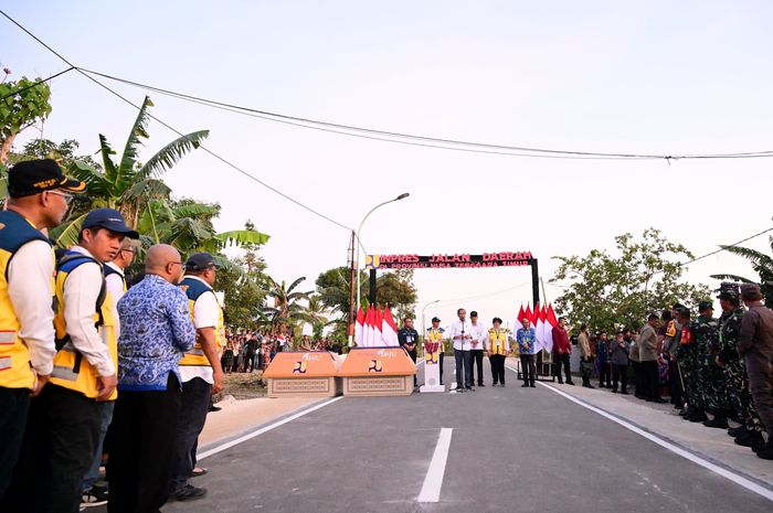 Peresmian pembangunan 27 Jalan Daerah sepanjang 217,9 km di NTT oleh Presiden Joko Widodo, (1/10/24)