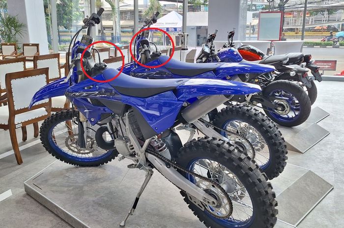 Dalam lingkaran merah, tutup tangki trail Yamaha YZ250X diberi slang tambahan sebagai hawa