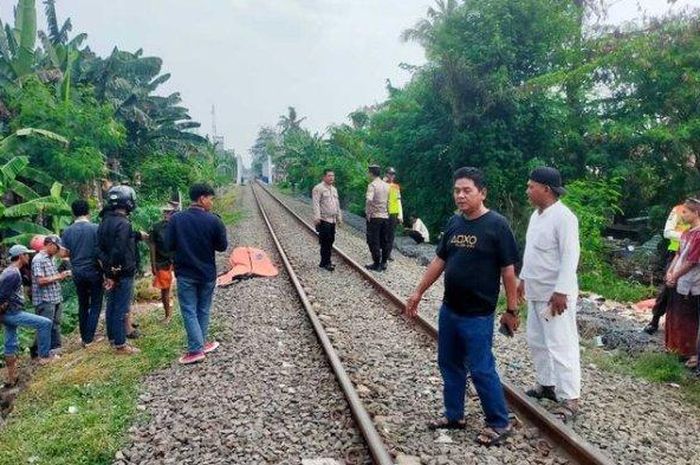 Honda BeAT yang dibawa dua orang berboncengan dihantam kereta api hingga mental.