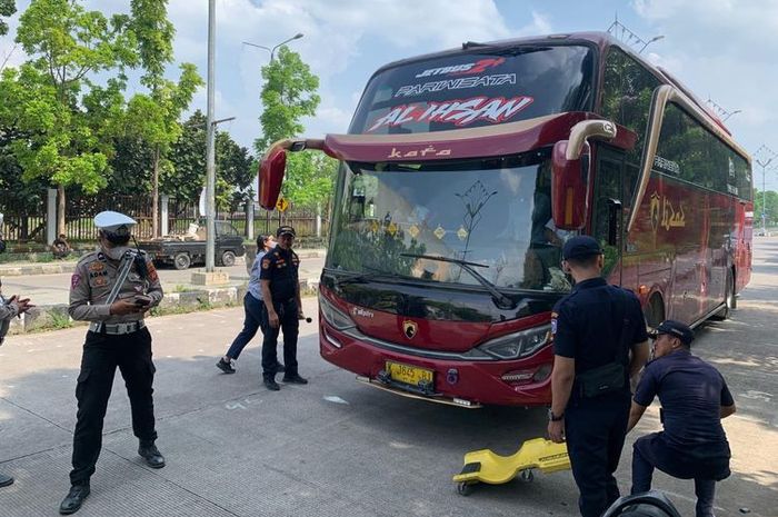 Razia bus berklakson telolet di kota Bandung, Jawa Barat