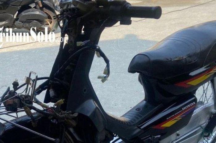 Honda Astrea Grand kondisi mati total tanpa oli, bensin dan kabel masih amburadul nekat dimaling pakai cara unik