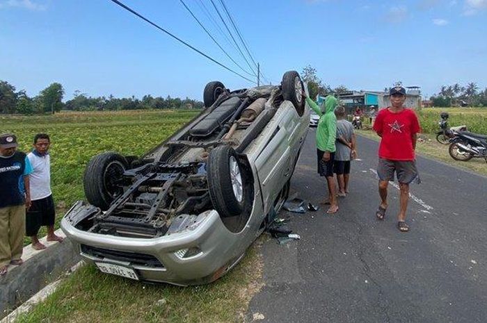 Toyota Kijang Innova terbalik kayang tatap langit di Jalan Lapangan Mojo-Jemer, tepatnya di Padukuhan Gadingdaton, Kalurahan Donotirto, Kretek, Kabupaten Bantul, Yogyakarta