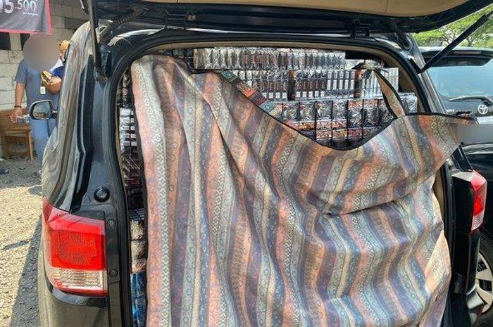 Wulin Confero yang diamankan Bea Cukai Kudus karena alih fungsikan kabin jadi pengangkut rokok ilegal