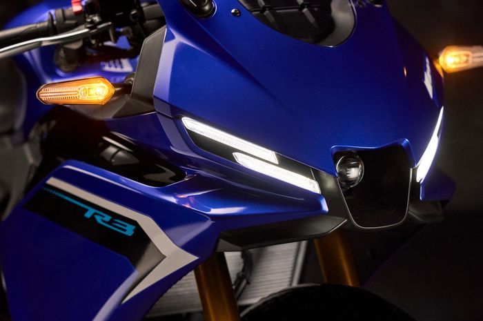 Yamaha R3 2025 yang diperkenalkan Rabu (9/10/2024), dibekali winglet di bagian bawah ram air duct