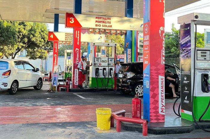 Ilustrasi mobil isi BBM Pertalite di SPBU Pertamina