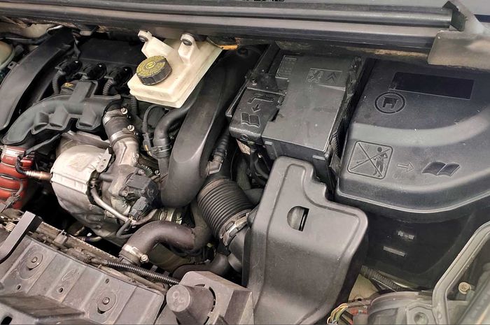 Tanda larangan menyemprot bagian ECU Mesin