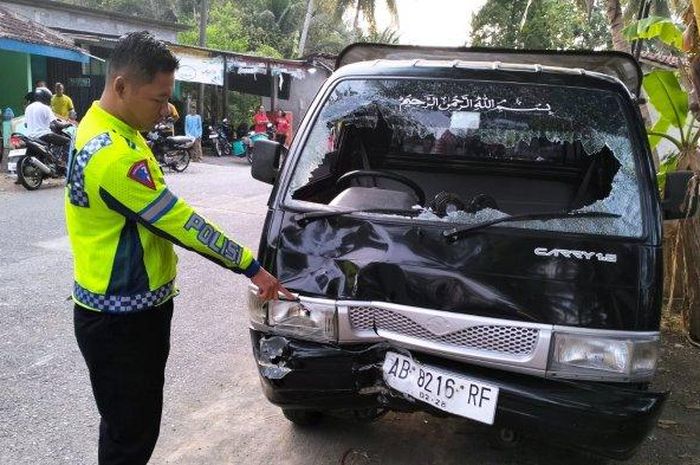 Suzuki Carry pikap tabrakan dengan motor di jalan raya Wates-Sermo, Kapanewon Pengasih, Kulon Progo, Yogyakarta