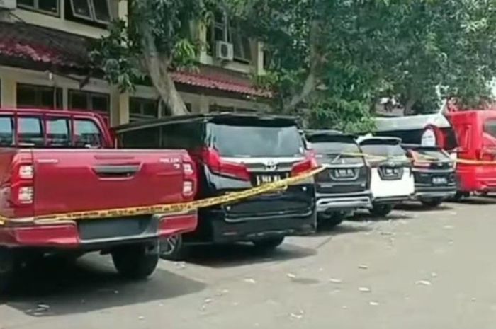Sebanyak tujuh mobil yang diamankan Komisi Pemberantasan Korupsi (KPK) dari 10 rumah berbeda di Jawa Timur