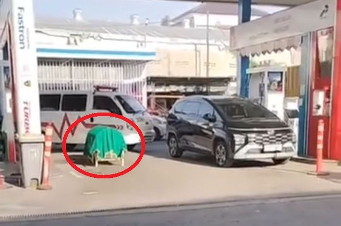 Keranda jenazah diturunkan ambulans di 41.501.28 Jl. Brigjen Sudiarto, Penggaron, Kota Semarang, Jawa Tengah karena dilarang isi Solar