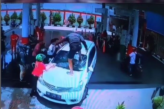 Nissan Grand Livina pelaku tabrak lari beberapa motor di kota Solo dan Sukoharjo diamuk massa di SPBU