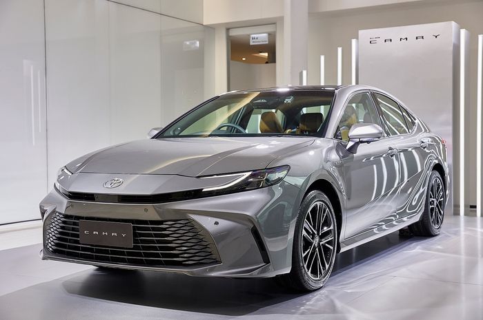 Toyota Camry XV80 resmi meluncur di Thailand.