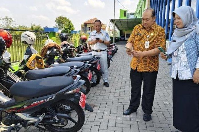 Ratusan kendaraan yan terparkir di Kantor Pemerintah Karanganyar terciduk nunggak pajak