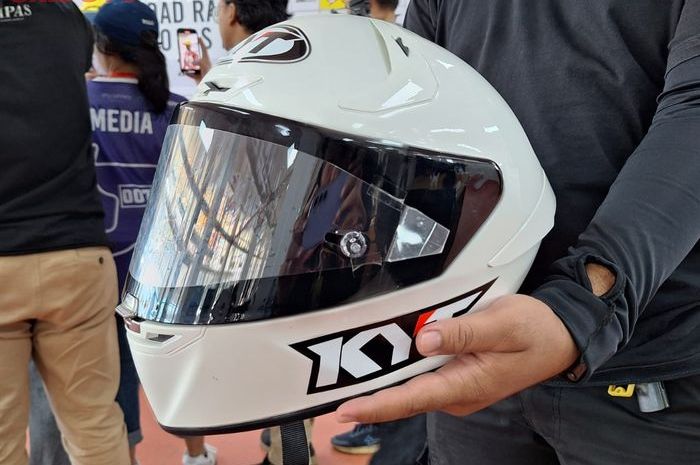 Helm buat balap motor terbuat dari ini 