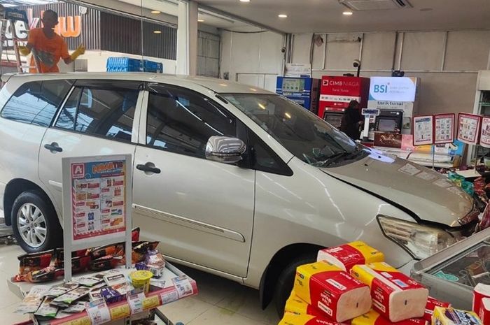 Toyota Innova mejeng di Minimarket di Depok 