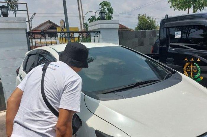 Honda Jazz GK5 putih yang disita Kejari kabupaten Karanganyar dari tersangka korupsi pengelolaan BUMDes Berjo Ngargoyoso Karanganyar bernama Agung Sutrisno