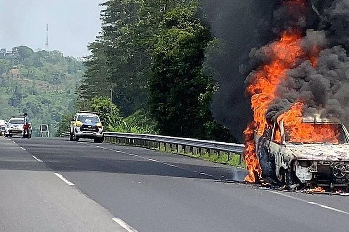 Toyota Kijang Kapsul terbakar habis di tol Semarang-Solo wilayah Susukan, kabupaten Semarang, Jateng