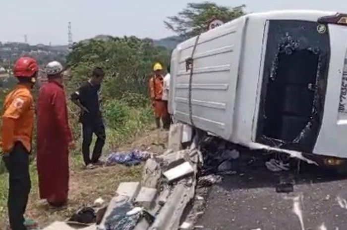 Isuzu Elf rombongan santrik terguling di Tol Bawen, 4 orang dinyatakan tewas