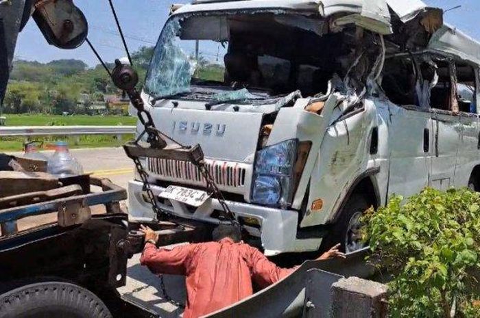 Isuzu Elf angsuk santri terguling di Tol Bawen. Polisi temukan fakta bbaru terkait sopir yang usianya 19 tahun