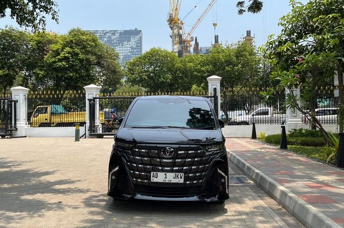 Toyota Alphard berpelat nomor AD 1 JKW yang disiapkan untuk mengantar Jokowi keluar istana di hari terakhir jadi presiden