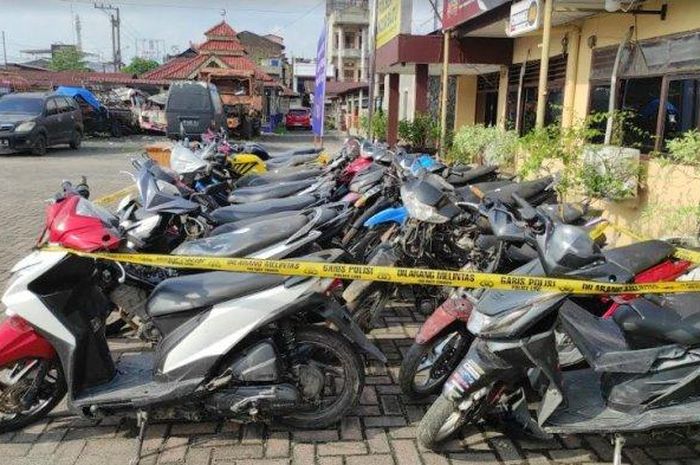 Barang bukti puluhan motor curian yang digerebek dari rumah oknum TNI aktif berinisial HG di Desa Durin Tonggal, Kecamatan Pancur Batu, Deli Serdang, Sumatera Utara