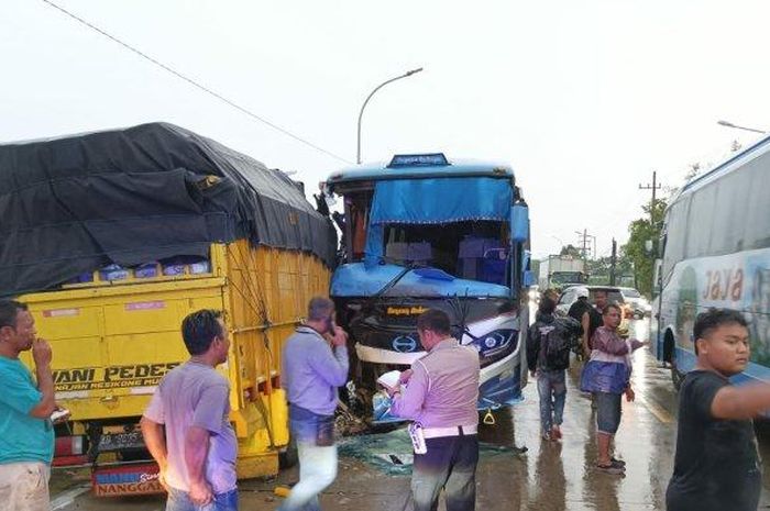 Bus Sugeng Rahayu tabrak Toyota Avanza dan truk Colt Diesel di Kalangsemanding, Perak, Jombang