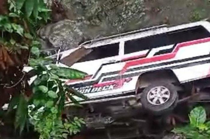Mitsubishi L30 Station Wagon terjungkal ke sungai sedalam 10 meter di desa Besuki, Munjungan, Trenggalek, Jawa Timur