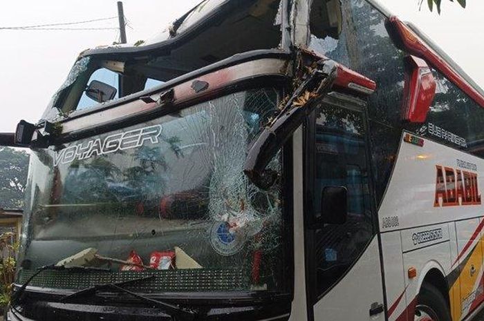 Bus pariwisata PO Ababil asal Pekalongan tertimpa pohon tumbang saat liburan di jalan Kukup-Krakal, Kemadang, Tanjungsari, Gunungkidul, Yogyakarta