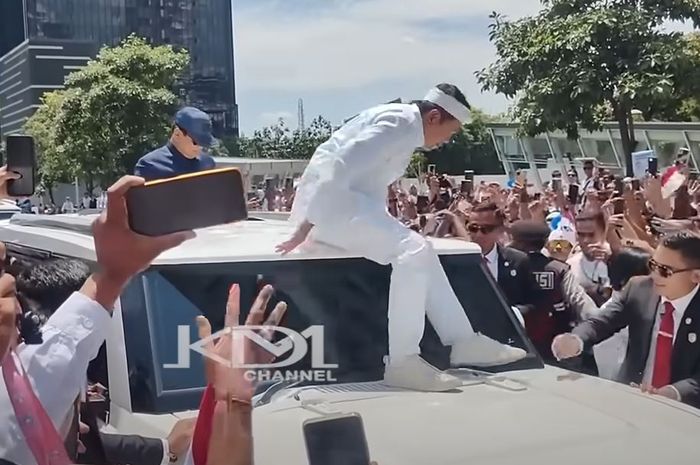 Momen Kang Dedi Mulyadi naik ke atas kap mesin mobil kepresidenan Prabowo Subianto, Minggu (20/10/2024)