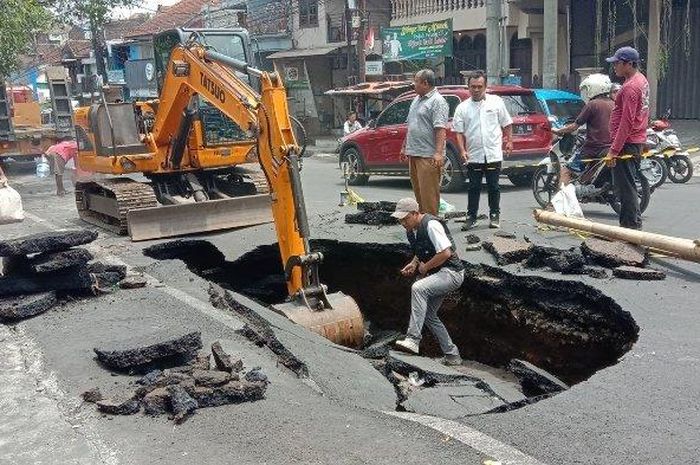 Lubang menganga di jalan raya Muharto, Kedungkandang, kota Malang, Jawa Timur