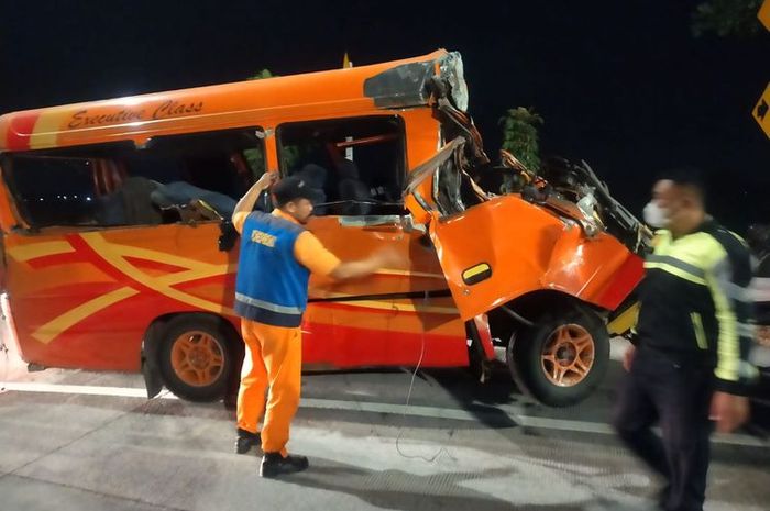 Isuzu Elf terpenggal di tol Pasuruan-Probolinggo tewaskan lima orang