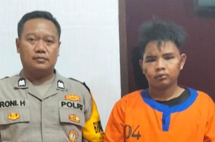 Muharam (27) pelaku percobaan pencurian aki truk boks Isuzu Giga di depan masjid Baitussalam, desa Kepatihan, Menganti, Gresik, Jawa Timur, (19/10/24)