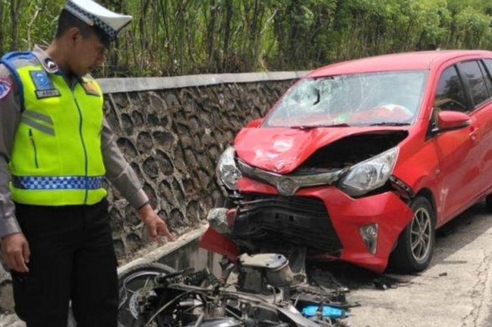 Polisi tunjukan kondisi Honda BeAT yang hancur sejadi-jadinya usai adu muka lawan Toyota Calya dari arah berlawanan di jalan raya Bandung-Purwokerto, desa Tayem, Karangpucung, Cilacap, Jawa Tengah