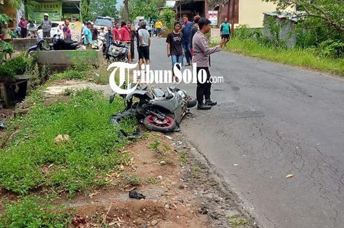 Honda PCX 150 tergeletak hancur selepas tabrakan dengan truk boks di Jumapolo, Karanganyar, Jawa Tengah