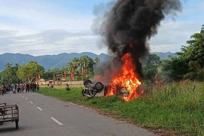 Daihatsu Xenia milik pencuri motor yang dibakar massa di area persawahan desa Keude Trumon, Aceh Selatan, Aceh